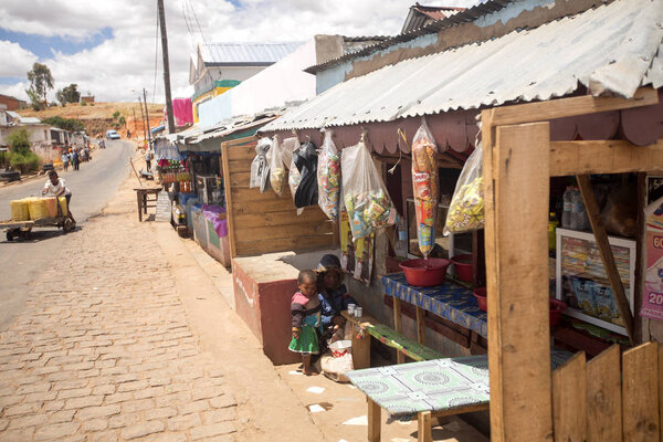  село на главной дороге Мадагаскар
,  