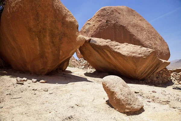 タフラウート モロッコの周りの美しい奇岩 — ストック写真