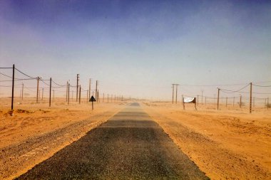 Güçlü bir rüzgar Sahra kum Fas yolda görür.