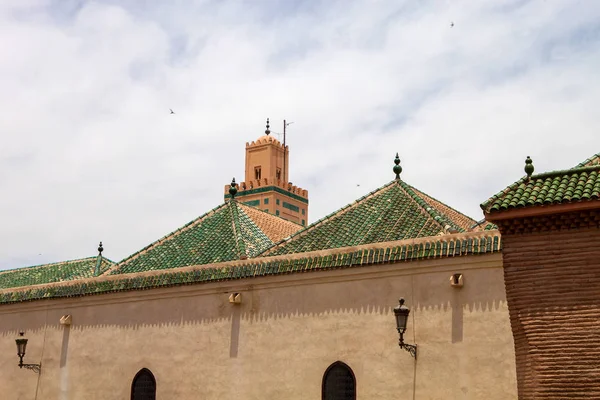 つの緑の屋根は セラミック タイル モロッコで覆われています — ストック写真