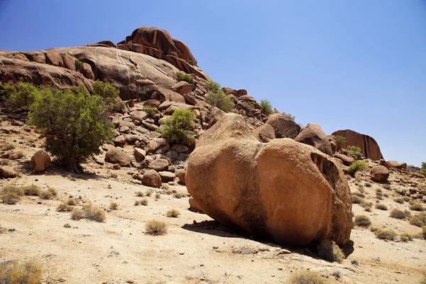 güzel kaya oluşumları Tafraoute, Fas çevresinde