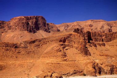boş kayalık dağlık çölün ortasında Fas