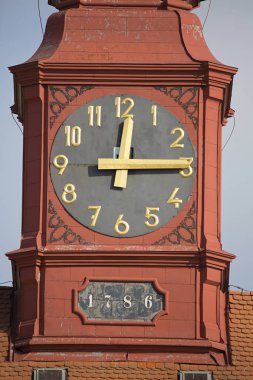 sonra on iki kule saati