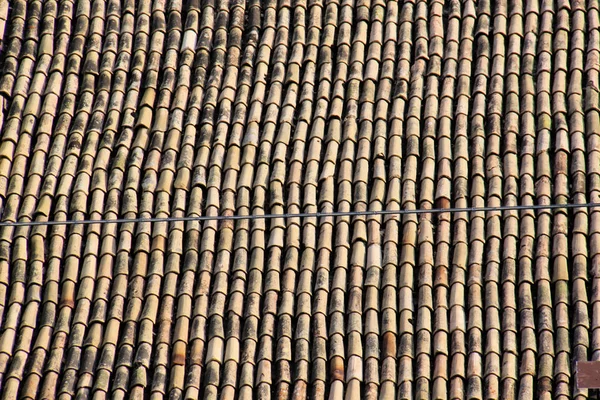 ダルマチアの伝統的なセラミック屋根ふき材料で覆われて屋根 — ストック写真