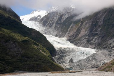 bulutlar Fox Glacier, Yeni Zelanda, Güney Adası üzerinde rulo