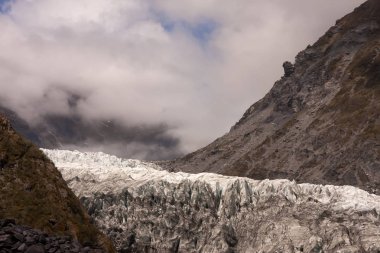 bulutlar Fox Glacier, Yeni Zelanda, Güney Adası üzerinde rulo