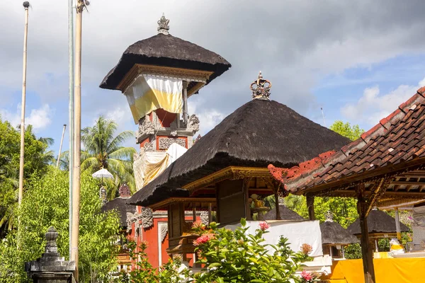 载歌载舞装饰印度教寺庙普拉 在努沙杜瓦 Penida 巴厘岛 印度尼西亚 — 图库照片
