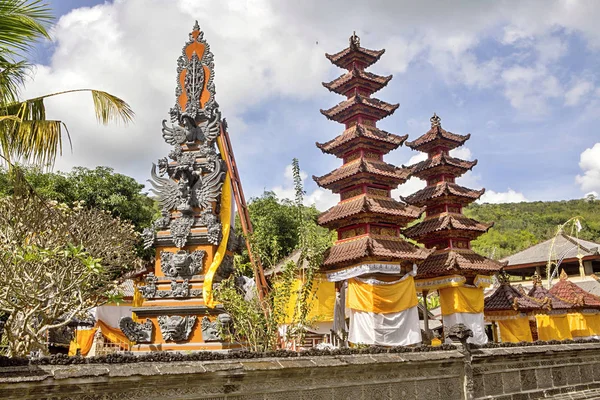 Świątecznie Udekorowane Świątyni Podczas Hinduistycznej Ceremonii Nusa Penida Bali Indonezja — Zdjęcie stockowe