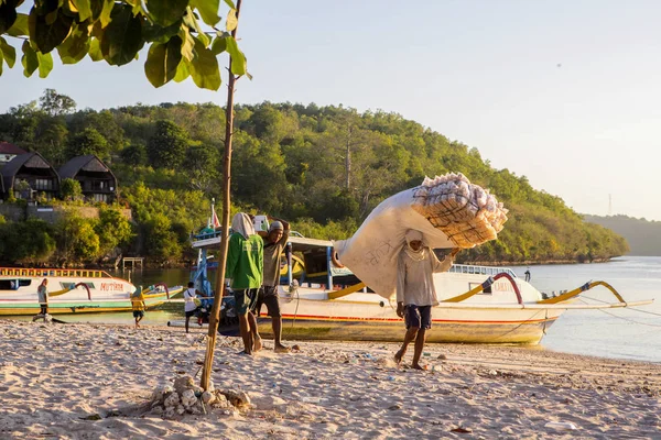 Nusa Penida Bali Indonesia Julio 2016 Hombres Con Cargas Julio — Foto de Stock