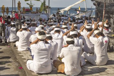  Hindu kadınlar hediyeler, Nusa Penida, Endonezya-getir.