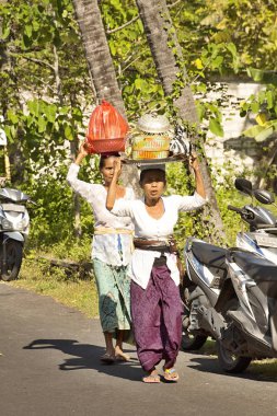  Hindu kadınlar hediyeler, Nusa Penida, Endonezya-getir.