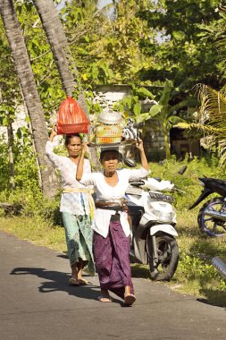  Hindu kadınlar hediyeler, Nusa Penida, Endonezya-getir.