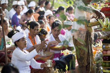 Deniz, kutlamak için Hint töreni içinde - Nusa Penida, Endonezya
