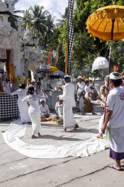  Hindu töreni, içinde - Nusa Penida, bir trance Endonezya dans kadın