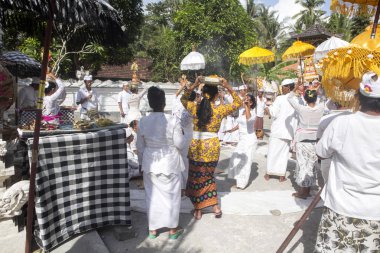 Nusa Penida, Endonezya - 16 Ağustos 2016: Hindu kadınlar başlarına teklifleri, 16 Ağustos taşırlar. 2016 yılında - Nusa Penida, Endonezya