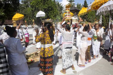 Nusa Penida, Endonezya - 16 Ağustos 2016: Hindu kadınlar başlarına teklifleri, 16 Ağustos taşırlar. 2016 yılında - Nusa Penida, Endonezya