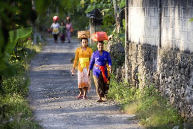 Hindu kadınlar taşımak onların kafaları teklifleri-Nusa Penida, Endonezya