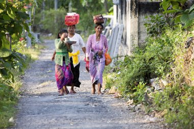 Hindu kadınlar taşımak onların kafaları teklifleri-Nusa Penida, Endonezya