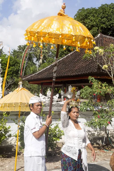 Nusa Penida Endonezya Ağustos 2016 Hindu Kadınlar Başlarına Teklifleri Ağustos — Stok fotoğraf