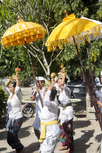 Penida 印度尼西亚 2016年8月16日 印度教妇女进行他们的头献祭 8月16日 2016 Penida 印度尼西亚 — 图库照片