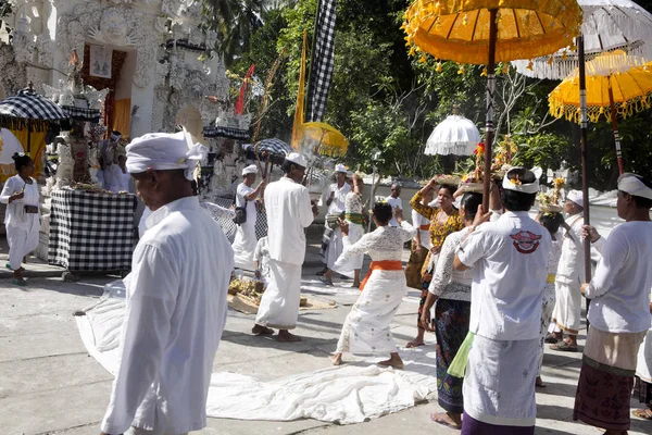 Nusa Penida, Endonezya - 16 Ağustos 2016: hindu töreni, trance, 16 Ağustos dans kadın. 2016 yılında - Nusa Penida, Endonezya