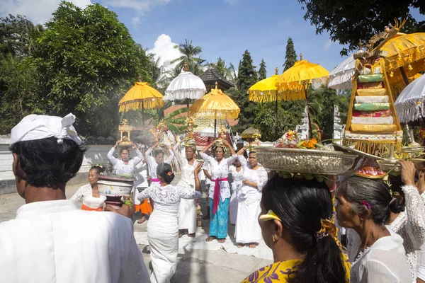 : ceremonia hindú, mujeres bailando en trance, en - Nusa Penida, Indonesia —  Fotos de Stock