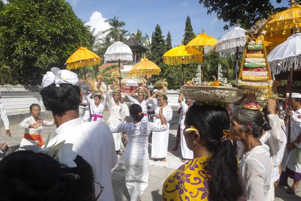 : Les femmes hindoues portent sur leur tête des offrandes, - Nusa Penida, Indonésie — Photo