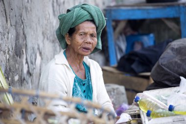 Nusa Penida, Endonezya - 22 Ağustos 2016: Merkplace, 22 Ağustos Hindu kadınlar. 2016 yılında - Nusa Penida, Endonezya