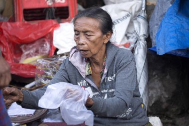 Nusa Penida, Endonezya - 22 Ağustos 2016: Merkplace, 22 Ağustos Hindu kadınlar. 2016 yılında - Nusa Penida, Endonezya