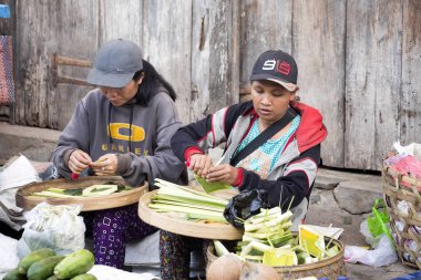 Nusa Penida, Endonezya - 22 Ağustos 2016: Merkplace, 22 Ağustos Müslüman kadınlar. 2016 yılında - Nusa Penida, Endonezya