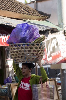 Nusa Penida, Endonezya - 22 Ağustos 2016: hindu kadınlar baş, 22 Ağustos yükü taşımak. 2016 yılında - Nusa Penida, Endonezya