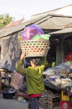 Nusa Penida, Endonezya - 22 Ağustos 2016: hindu kadınlar baş, 22 Ağustos yükü taşımak. 2016 yılında - Nusa Penida, Endonezya