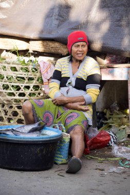 Nusa Penida, Endonezya - 22 Ağustos 2016: Merkplace, 22 Ağustos Hindu kadınlar. 2016 yılında - Nusa Penida, Endonezya