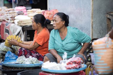 Nusa Penida, Endonezya - 27 Ağustos 2016: Pazar, Ağustos 27, Hindu kadınlar. 2016 yılında - Nusa Penida, Endonezya
