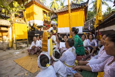 : Hindu töreni, içinde - Nusa Penida, bir trance Endonezya dans kadın
