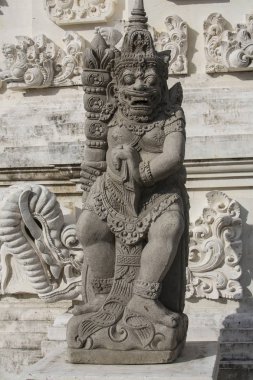 taş Hindu Tapınağı girişindeki nöbet Nusa Penida, Endonezya