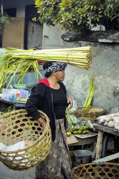 Penida 印度尼西亚 2015 妇女与堆积在她的头在市场上 Toyopakeh Penida 6月17日 2015印尼 — 图库照片