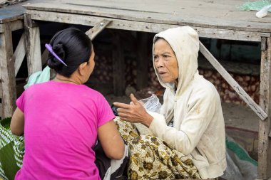 :piyasada, köy Toyopakeh, Nusa Penida Endonezya pazarlamacı 