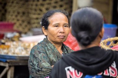 :piyasada, köy Toyopakeh, Nusa Penida Endonezya pazarlamacı 