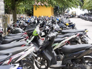 , motosiklet park etme, Ped, Nusa Penida, Endonezya 