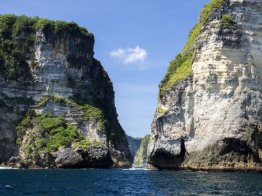 Yeşil, Penida Adası, Indonesi'nın Batı kıyısı ile kaplı kalker kayalar