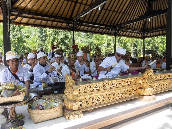 小児科 ペニダ島 インドネシアのヒンドゥー教の儀式 — ストック写真