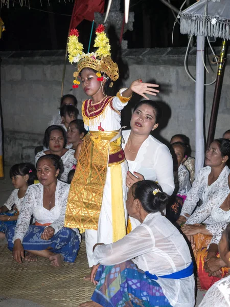Бали Индуистские Церемонии Семилетняя Девочка Танцует Трансе Нуса Пенида Индонезия — стоковое фото