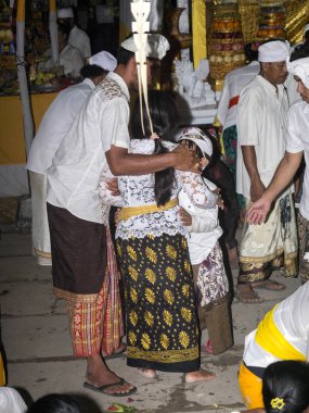  Nusa Penida, Endonezya Bali Hindu törenleri kadınlar dans trance