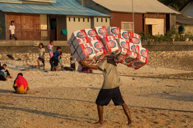 Erkekler taşımaları kargo gemisinden. Nusa Penida Endonezya