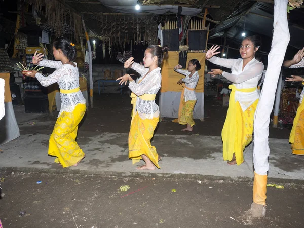 ヒンドゥー教の儀式の女性のダンス ペニダ島 インドネシア — ストック写真