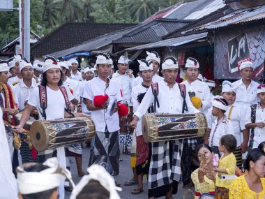 , Hindu kadınlar taşımak onların kafaları hediyeler tanrıların, Toyopakeh, Nusa Penida, Endonezya 