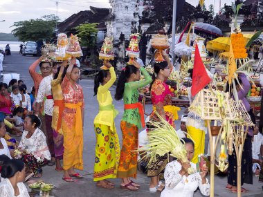 , Hindu kadınlar taşımak onların kafaları hediyeler tanrıların, Toyopakeh, Nusa Penida, Endonezya 
