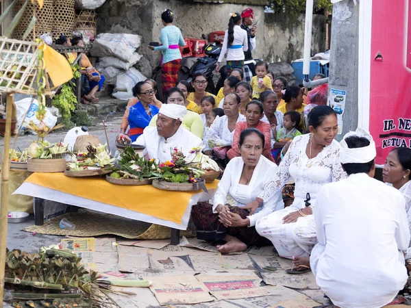 Hinduiska Kvinnor Bär Sina Huvuden Gåvor Gudarna Toyopakeh Nusa Penida — Stockfoto