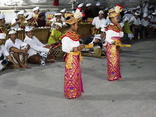 Молодые Князья Индуистских Церемониях Toyopakeh Nusa Penida Индонезия — стоковое фото